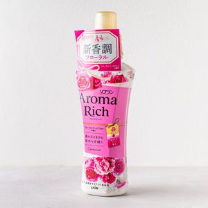 Кондиционер для белья  LION Aroma Rich Catherine концентрированный с богатым ароматом натуральных масел , 520 мл.jpg