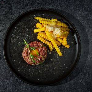 Тар тар из мраморной говядины с картофелем фри.jpg