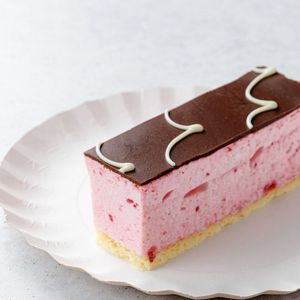 Пирожное Птичье молоко с клюквой.jpg