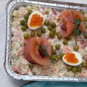 Оливье с лососем слабой соли.jpg