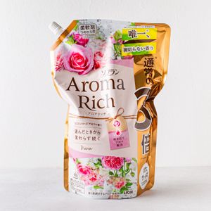 Кондиционер для белья с ароматом чайной розы и магнолии LION Aroma Rich Diana.jpg