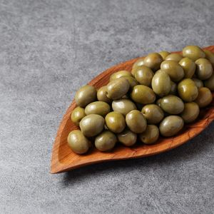 Оливки зеленые коктейльные с косточкой в рассоле.jpg