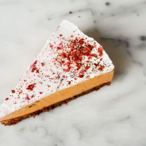 Манго тарт с кокосовым кремом на подушке брауни (vegan, gluten free, sugar free).jpeg