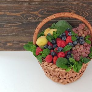 Фруктовое лукошко с абрикосами и виноградом.jpg