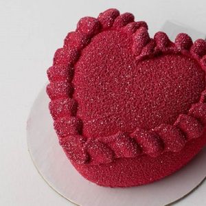 Пирожное сердце с рюшами и блестками.jpg