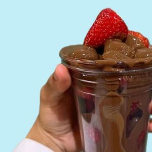Клубника в горячем шоколаде в стакане.jpg