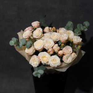 Кустовая раза бомбастик с эвкалиптом.jpg