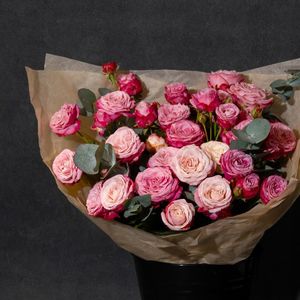 Розы мадам бомбастик с эвкалиптом.jpg