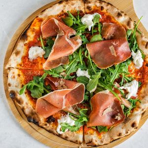 Пицца с пармской ветчиной, страчателлой и трюфелем.JPG