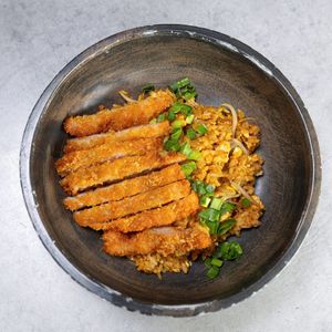 Кацудон Хрустящая курица карри с рисом.jpg