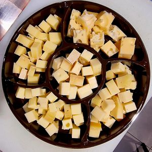 СЫРНАЯ ТАРЕЛКА 5 ВКУСНЫХ СЫРОВ.jpeg