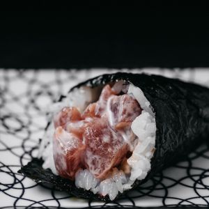 Магуро Спайси хэнд ролл.jpg