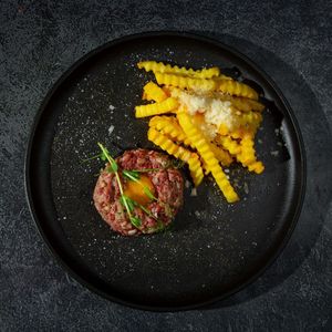 Тар тар из мраморной говядины с картофелем фри.jpg