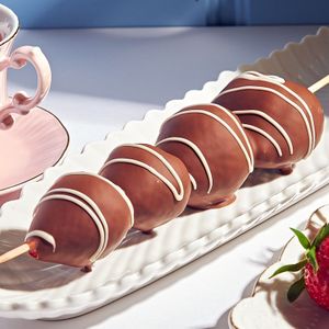 Клубника в молочном шоколаде на шпажке.jpg