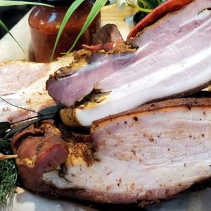 Грудинка свиная пикантная острая варенокопченая на развес.jpg