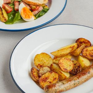 Лионский салат + куриная колбаска с бэби картофелем.jpg