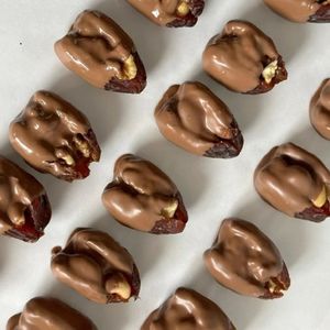 Финик с грецким орехом в шоколаде.jpg