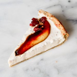 Грушевый чизкейк с кориандром на рубленном корже.jpeg