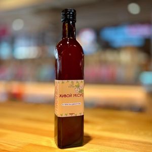 Уксус живой на лепестках дикой розы.jpg