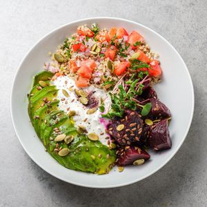 Салат с киноа, авокадо .JPG