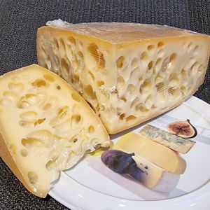 Эмменталер.jpg