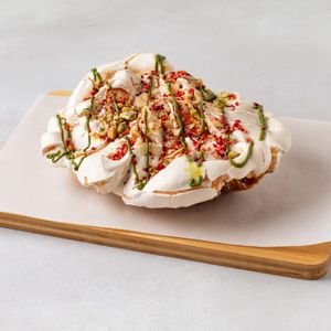 Меренга малина-фисташка на легком бисквите.jpeg