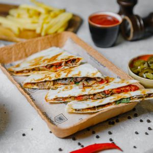 Кесадилья с мраморной говядиной.jpg