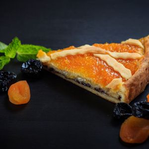 пирог с курагой и черносливом.jpg