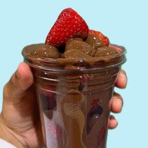 Клубника в горячем шоколаде в стакане.jpg