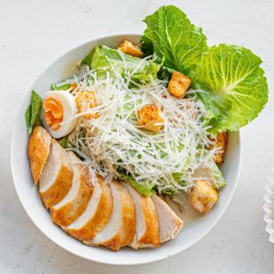Салат Цезарь с куриной грудкой.jpeg