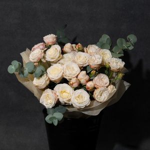 Кустовая раза бомбастик с эвкалиптом.jpg