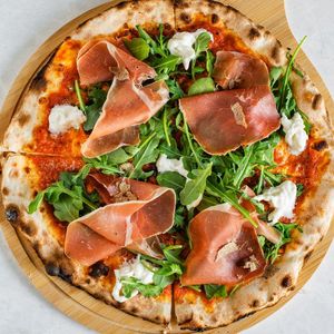 Пицца с пармской ветчиной, страчателлой и трюфелем.JPG