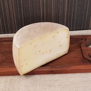 Сыр Томм  с пажитником.jpg