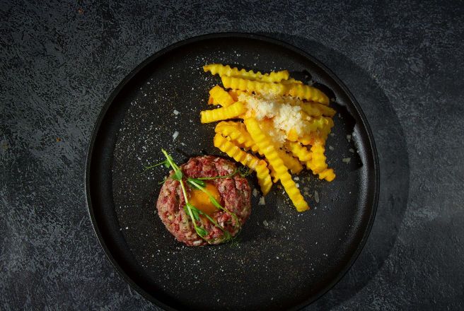 Тар тар из мраморной говядины с картофелем фри.jpg