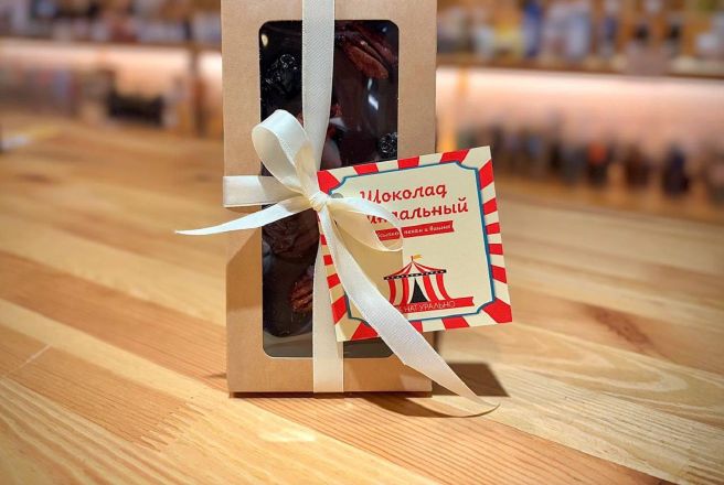 Шоколад Premium  Миндальный с обсыпкой пекан и вишни.jpg