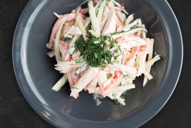 Салат «Бахор» с колбасой и огурцами