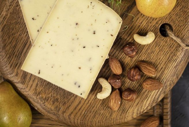 Сыр Раклет сливочный с трюфелем на развес.jpg