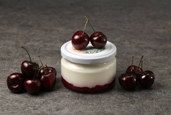 Йогурт натуральный по-гречески Вишня.jpg