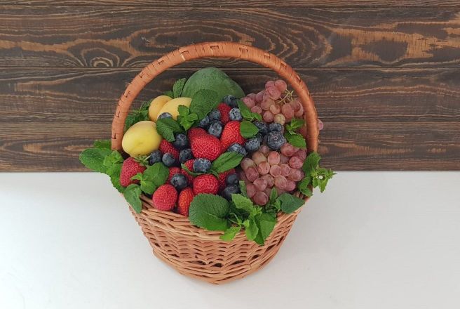 Фруктовое лукошко с абрикосами и виноградом.jpg