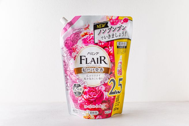 Кондиционер для белья KAO Flair Humming, тёплый аромат цветочного букета, 950 мл.jpg
