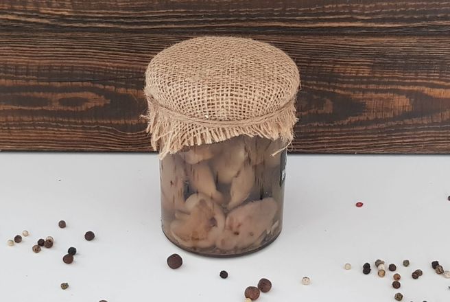 Маслята маринованные в стеклянной банке.jpg