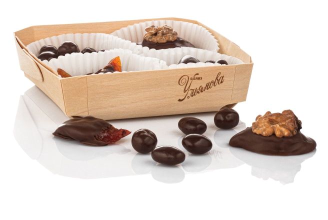 Лукошко ассорти слива, драже фундук, драже миндаль и финик в шоколаде.jpg