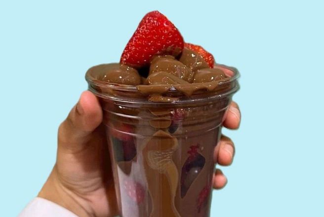 Клубника в горячем шоколаде в стакане.jpg