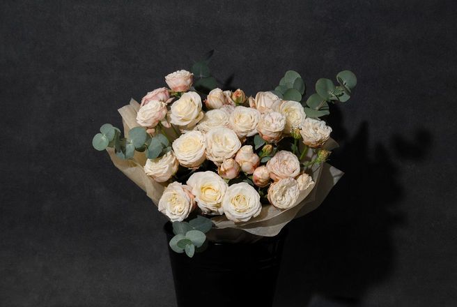 Кустовая раза бомбастик с эвкалиптом.jpg